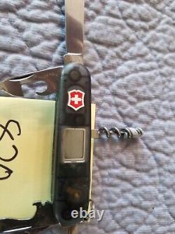 1 VICTORINOX Swiss Army Knife COLLECTORS lot 820