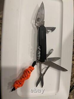 Swiss army knife withspyderco blade