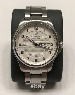 Victorinox Swiss Army Men's White Dial Officers Watch 241551.1 + knife box set