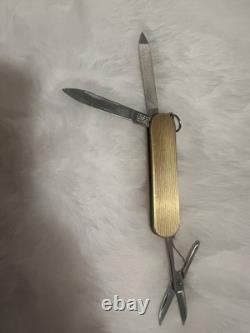 Vtg Victorinox Swiss Army knife featuring a solid 14k gold 3 Gr